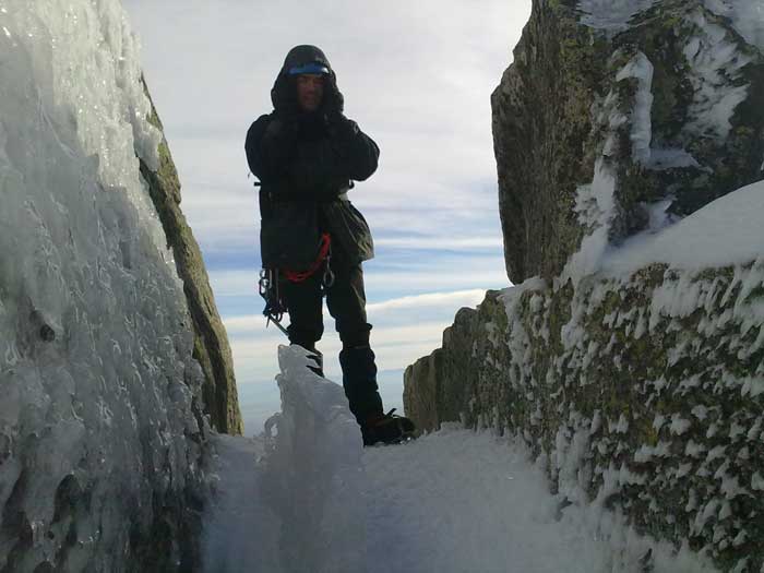 Pre-cumbre clásica del Almanzor, intentando resguardarnos del frio