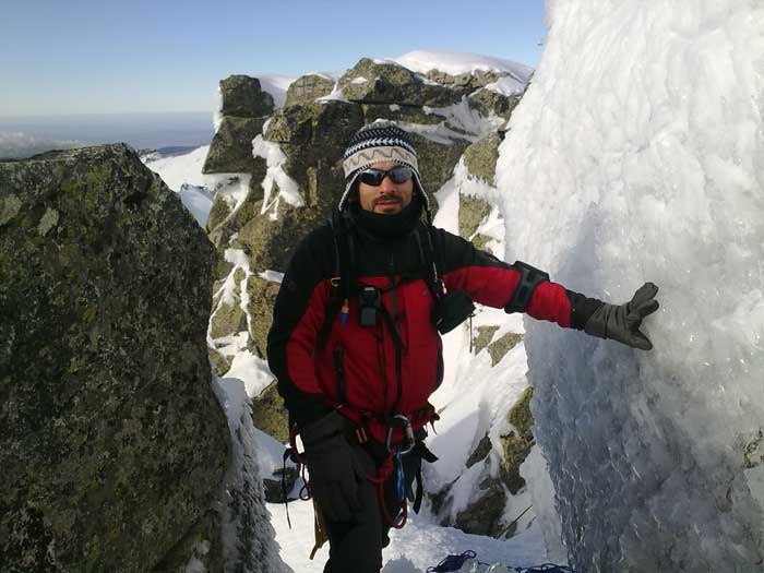 Pre-cumbre clásica del Almanzor, intentando resguardarnos del frio