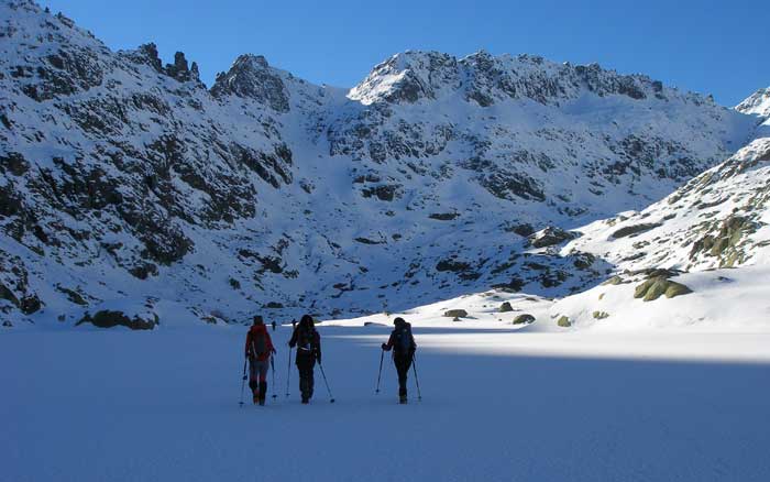 Atravesando la laguna para llegar al refugio Elola