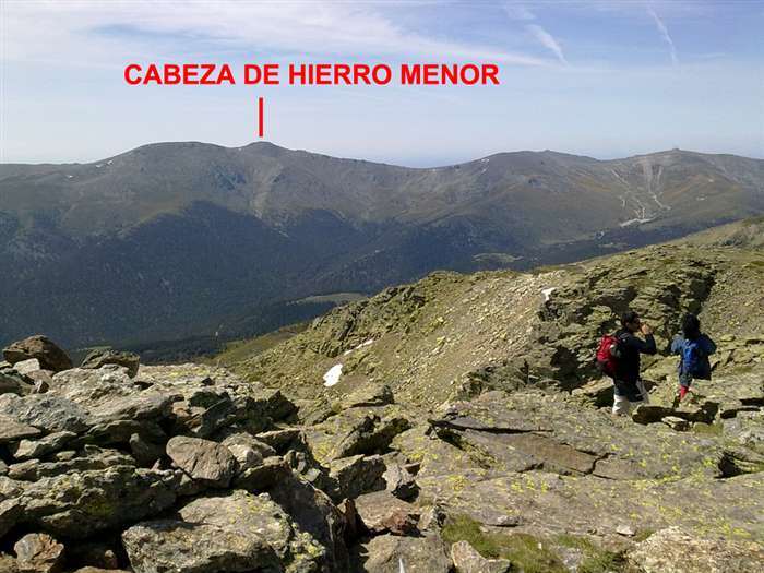 cabezas de hierro al fondo