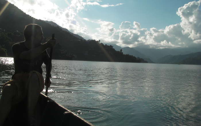 De paseo en barco por el lago de Pokhara