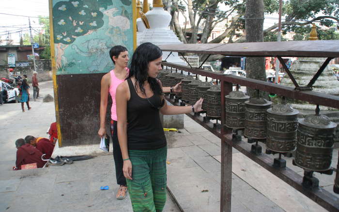 Haciendo rodar los tubos en el templo de los monos