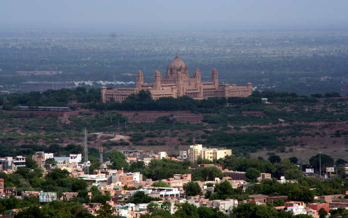 Palacio de Umaid Bhawan al fondo