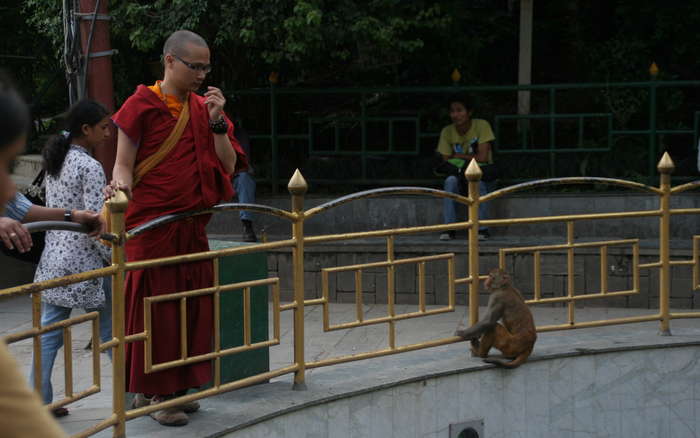 Un tibetano probando suerte con una moneda