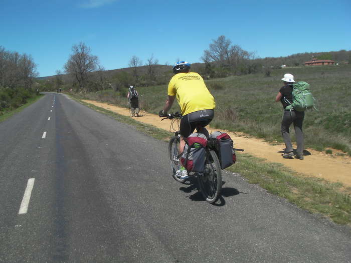 Acercándonos a  Rabanal del Camino