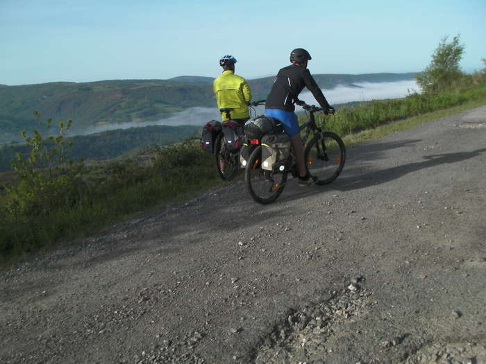 Al fondo el valle lleno de nubes