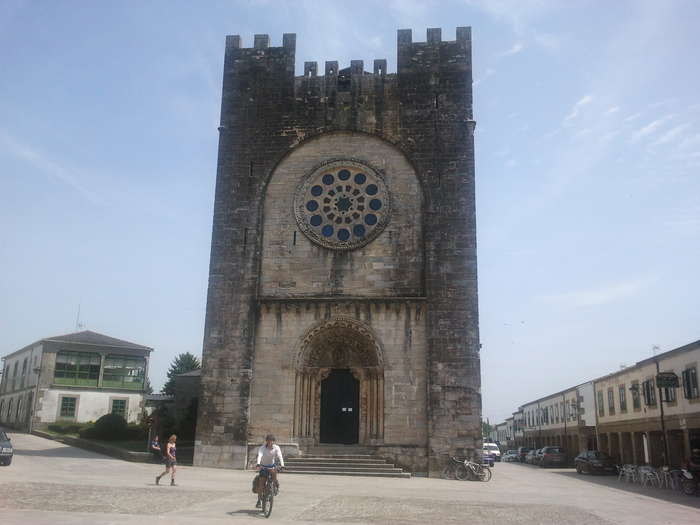 Iglesia imponente de Portomarín