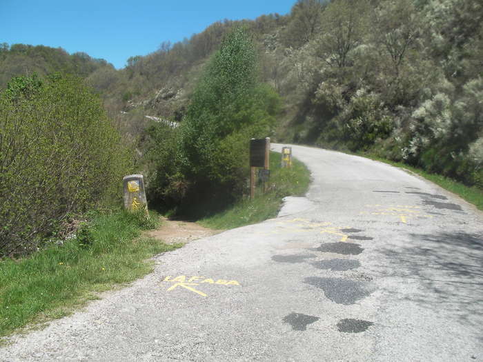 Indicación de donde se desvía el camino para las bicis