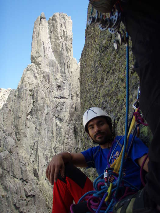 En una reunión de la aguja negra con el torreón al fondo