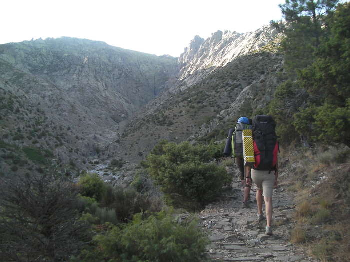 Subiendo al refugio Victory que se ve al fondo