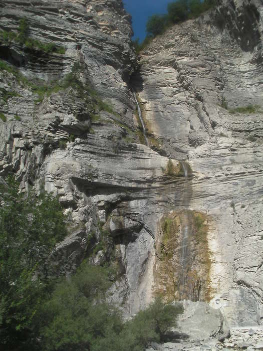 Una vista de la cascada de Sorrosal antes de empezar a subir